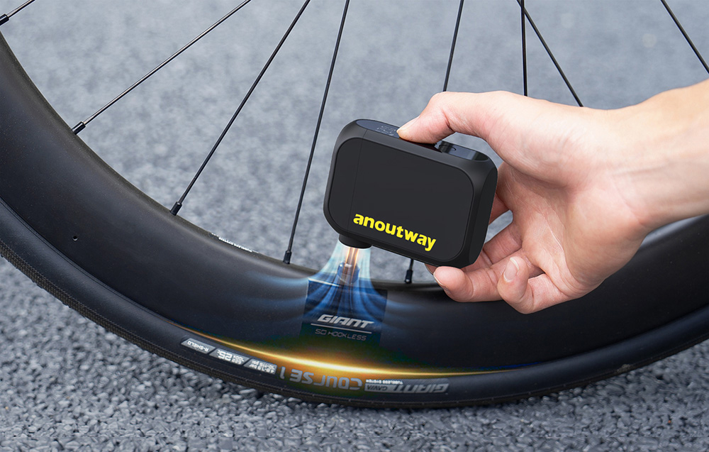 Pompka rowerowa z wkręconym, odpornym na ciepło wężem przykładana bezpośrednio do wentyla sportowego koła.